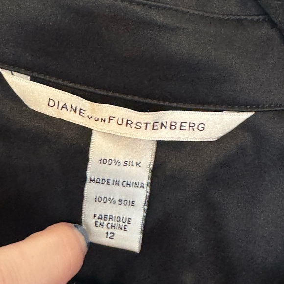 Diane von Furstenberg Women's Silk Button-down Blouse Size 12 100% silk - Picture 4 of 7